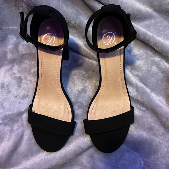 black heels - Picture 2 of 4